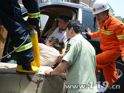 保时捷溜车卡住女子 鞍山消防紧急营救