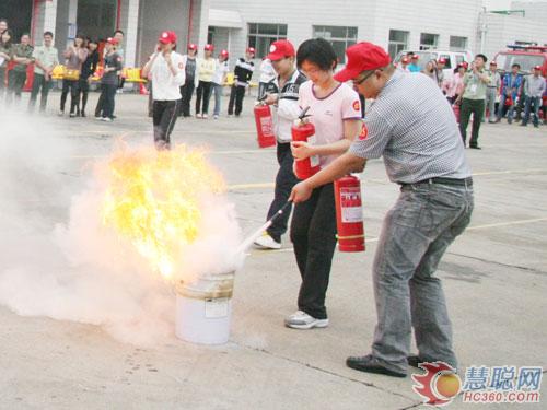 南通“世界家庭日”挑战消防趣味赛