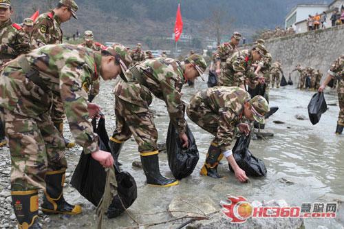 重庆黔江驻黔部队官兵争当雷锋传人