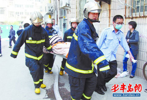 镇江路35号居民楼起火 六旬老人身亡/图