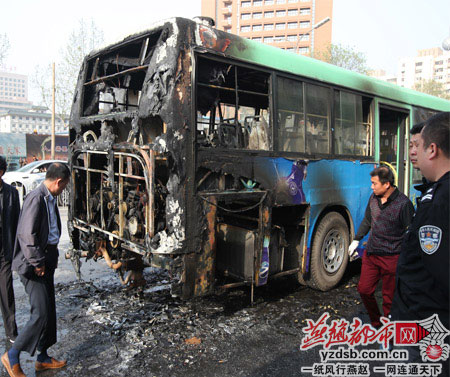 唐山一公交车起火燃烧 新华道路面封闭/图