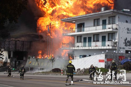 油墨厂爆炸 疑机器静电引燃化学原料/图