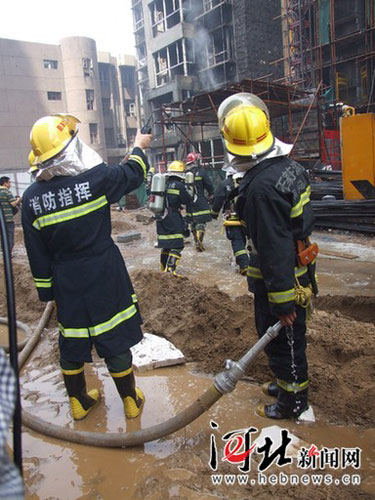 组图：石家庄华域城在建33层高楼突发大火