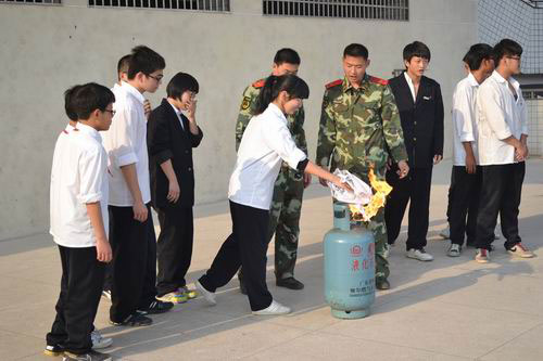 组图：晋江消防与养正中学联合灭火演练