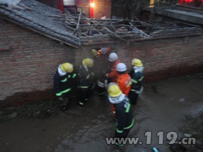 寒夜中百余群众被大水围困 商州消防急救