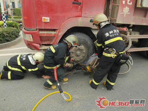 三轮车被卷入土方车底 漳州消防快速救人