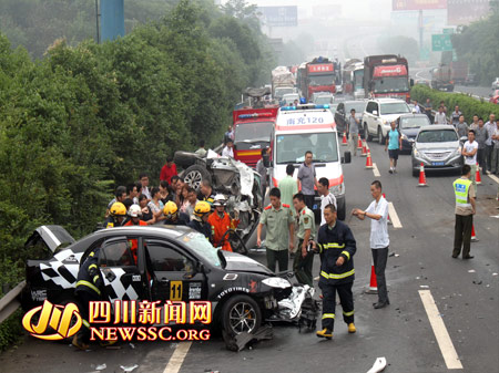 沪蓉境内发生车祸1死6伤 警民奋力救援