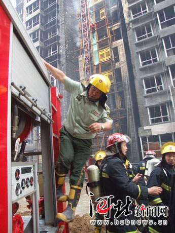 组图：石家庄华域城在建33层高楼突发大火