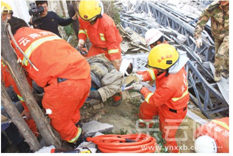 大理违法建筑坍塌5死10伤 2000人紧援/图