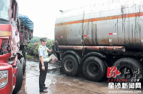 油罐车被撞20多吨煤氢油泄漏 消防急清理