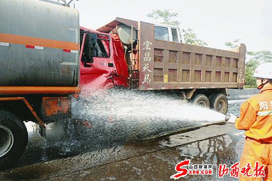 太旧高速30吨柴油罐车遭追尾大面积泄漏