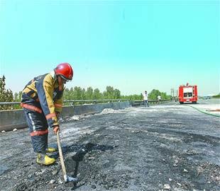 化学品货车起火爆炸 村民扔烟头再引大火