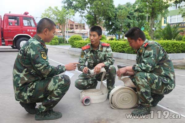 文山消防成功研制多功能捞钩件等器材