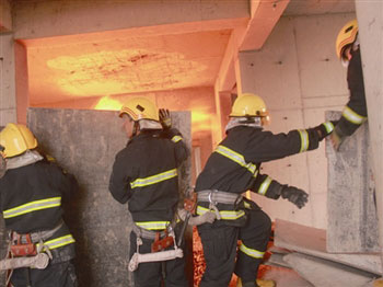 鄂尔多斯天润建筑工地24楼木材起火/图