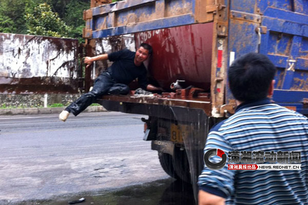 胶水泄漏车辆无法刹车 蕉溪岭隧道封闭