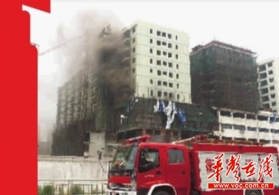 衡阳批发市场仓库突发大火 16台消防车扑救