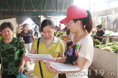 荆州志愿者走进四机社区宣传消防知识