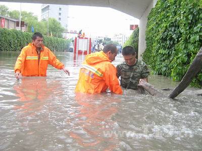 大暴雨突袭险哈密 消防官兵排除多处险情