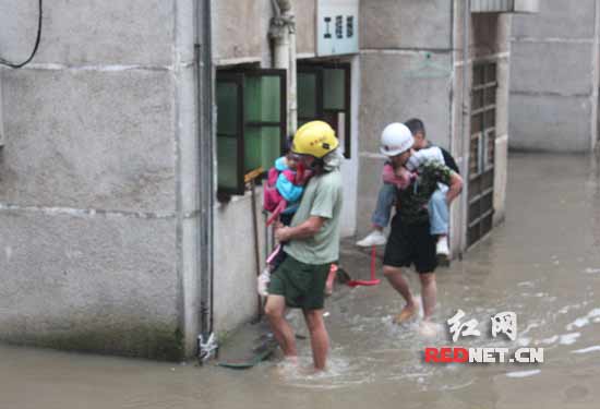 暴雨突袭74户居民被困 消防徒手背出30余人