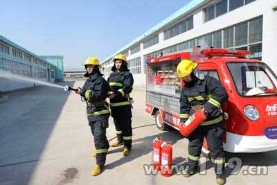 小小电动消防车 狭窄空间扑救大用场