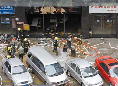 快餐店煤气泄漏炸得面目全非 消防急援