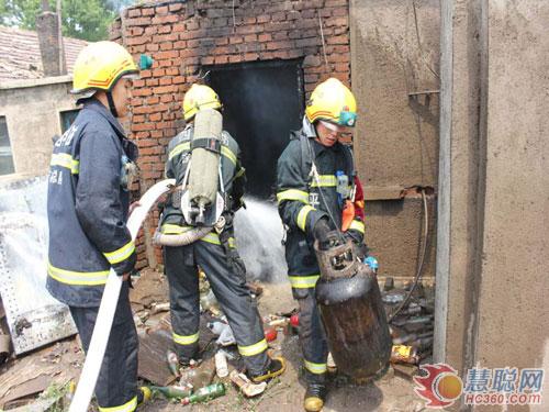 饺子馆起火内藏4枚“炸弹” 消防急救