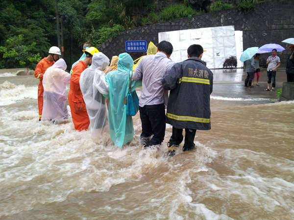 丽水遂昌景区遭洪水 消防官兵成功营救60余人