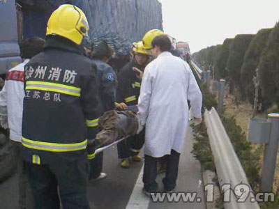 京福高速60辆车追尾6人死亡 消防驰援/图