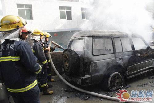 越野车突发大火危及居民 彭水消防急救