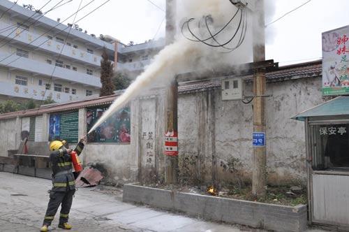 变压器负荷过大起火 消防区域断电排险/图