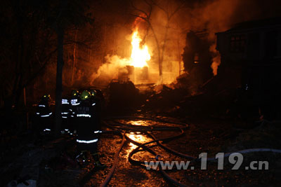 平阳一炼油厂爆炸起火 76名消防员灭火