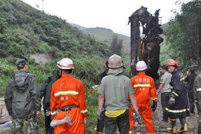 沈海高速载45人客车坠入山谷致17死28伤