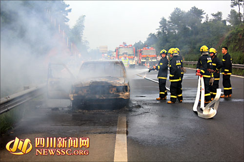 皮卡车满载五粮液发生自燃 消防灭火/图