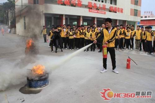 组图：洛江90名师生代表走进消防队学消防