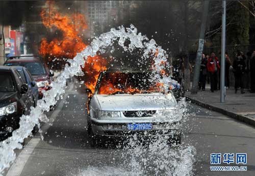 青岛一辆轿车路上突然起火 驾驶员死亡/图