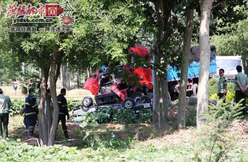 大货连撞4车2死1伤 一警车被压扁（图）