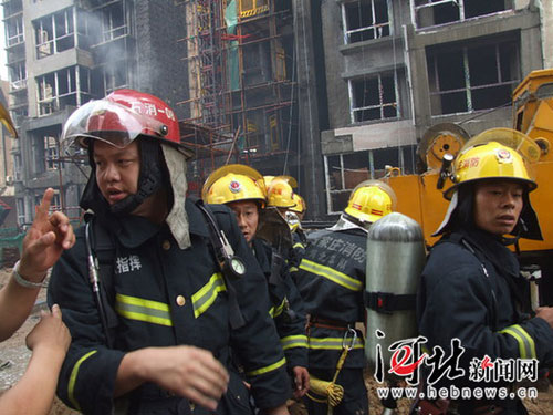 组图：石家庄华域城在建33层高楼突发大火