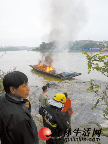 民船失火顺江漂移 起火时还响起鞭炮声