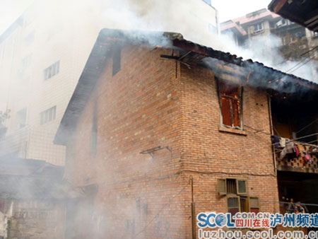 酒厂宿舍大火吞噬民房 导致7人无家可归