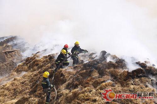 巨大露天草垛起火 伊犁消防联合扑灭/图