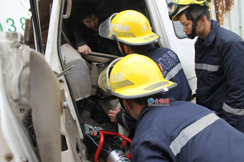 两车拦腰相撞 货车紧“咬”住搅拌车/图