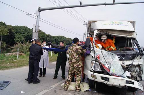 漳浦货车追尾土方车 漳浦消防救出1人