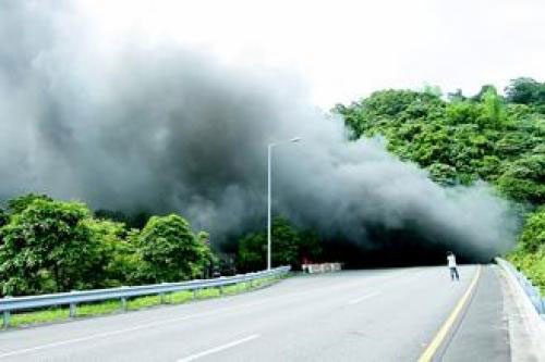 组图：台雪山隧道火烧车造成2死31伤