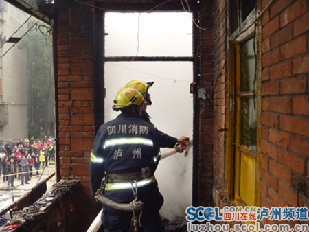 酒厂宿舍大火吞噬民房 导致7人无家可归