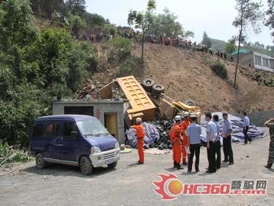 货车滑落山崖油箱破裂困一人 消防驰援