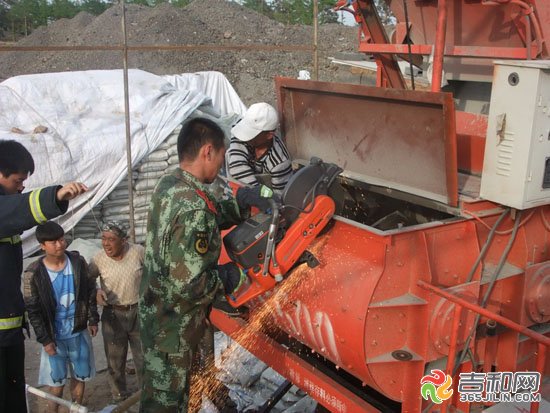 扶余工地搅拌机卡住男子 消防官兵成功救出