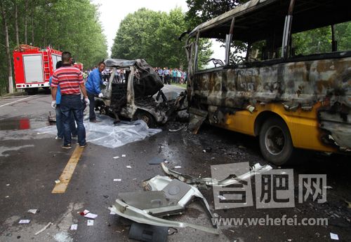 合蚌路凤阳境内两车相撞起火致3死16伤/图