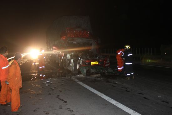 合六叶高速六安段两货车追尾致1死1重伤