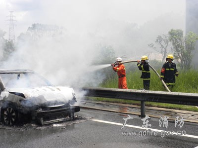 高速公路汽车变火车 清远消防紧急驰援