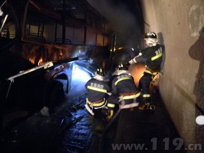 沪渝高速隧道卧铺客车着火 消防急救